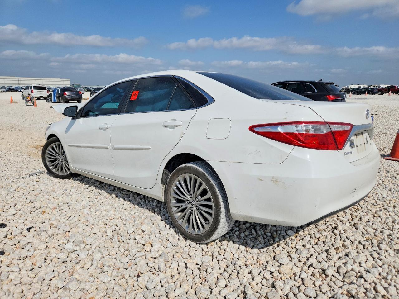 2015 Toyota Camry Le - Фото 2