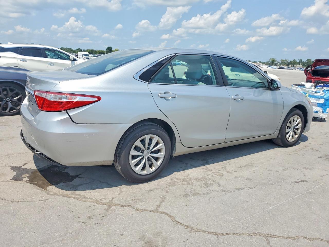 2016 Toyota Camry Le - Фото 3