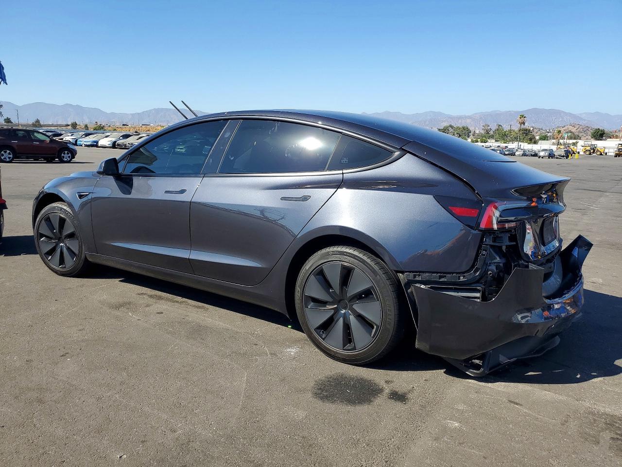 2025 Tesla Model 3 - Фото 2