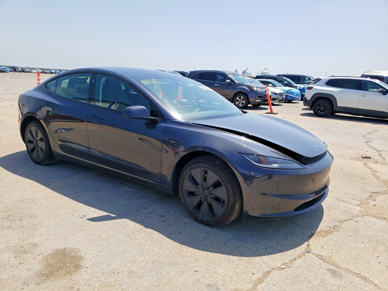 2025 Tesla Model 3 - Фото 4