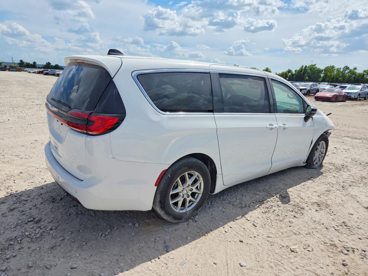 2024 Chrysler Pacifica Touring L - Image 3