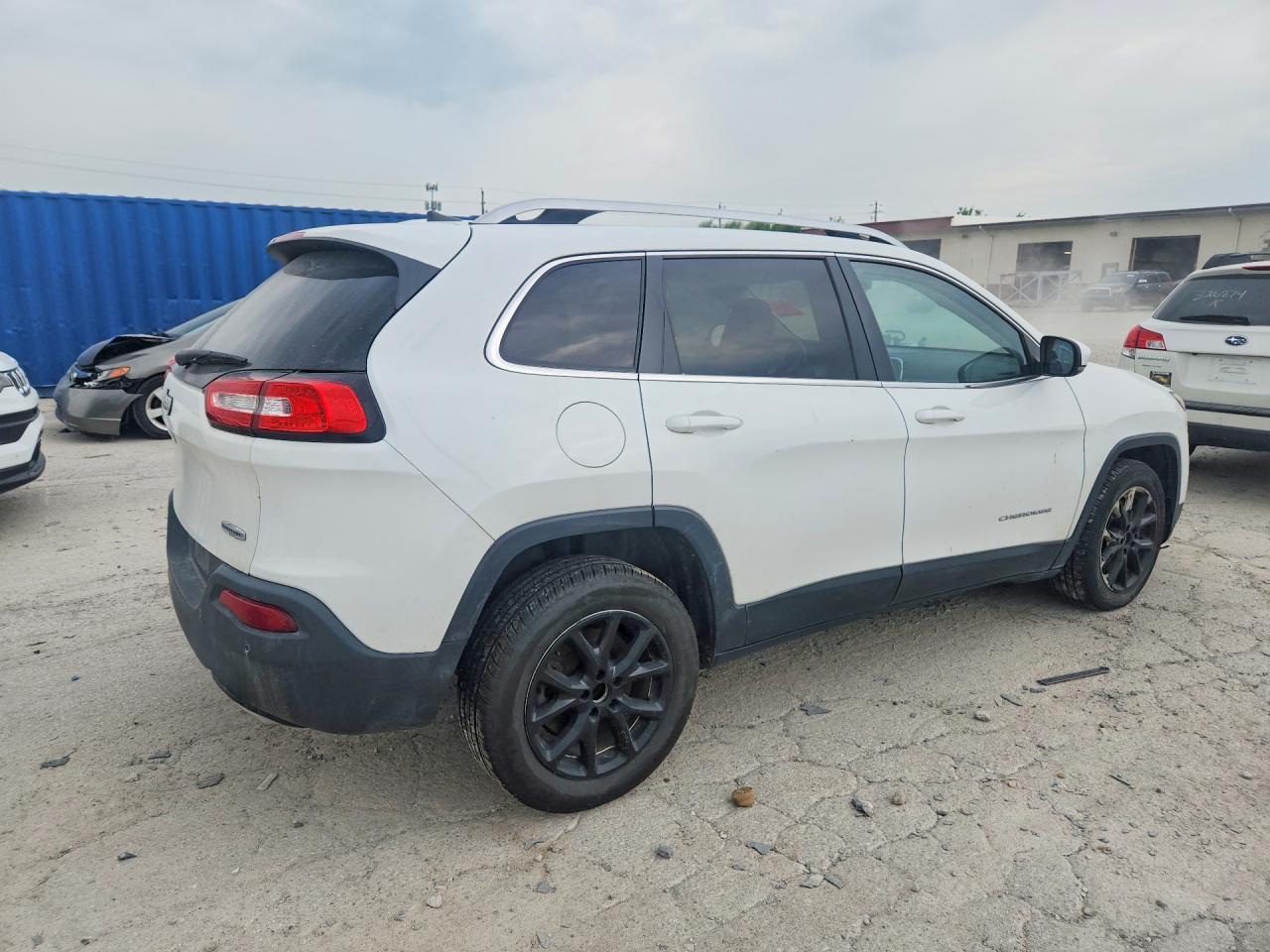 2016 Jeep Cherokee Latitude - Image 3