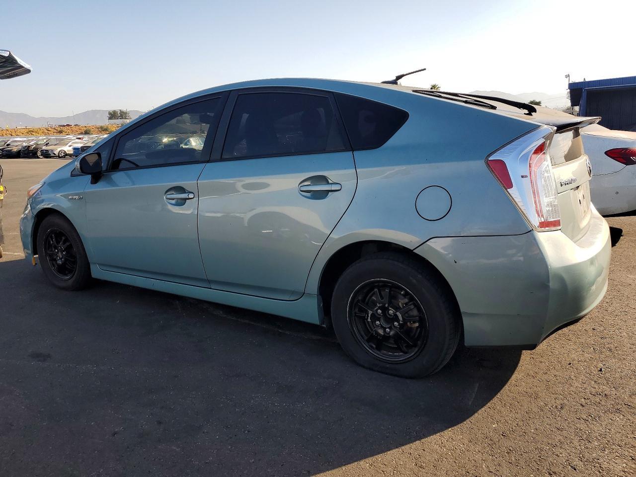 2015 Toyota Prius Three - Фото 2
