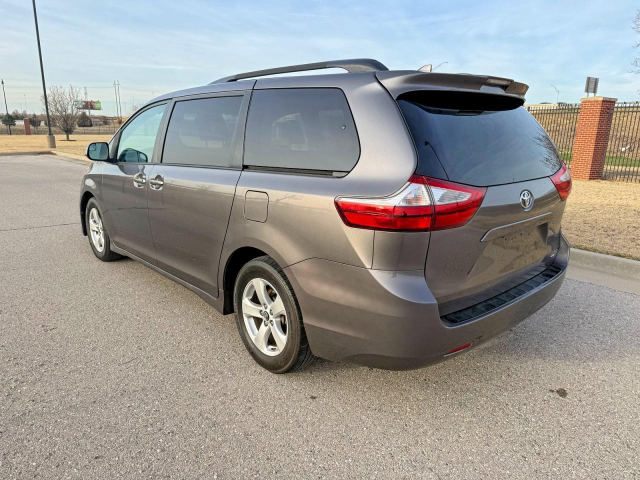 2018 Toyota Sienna Le - Фото 3