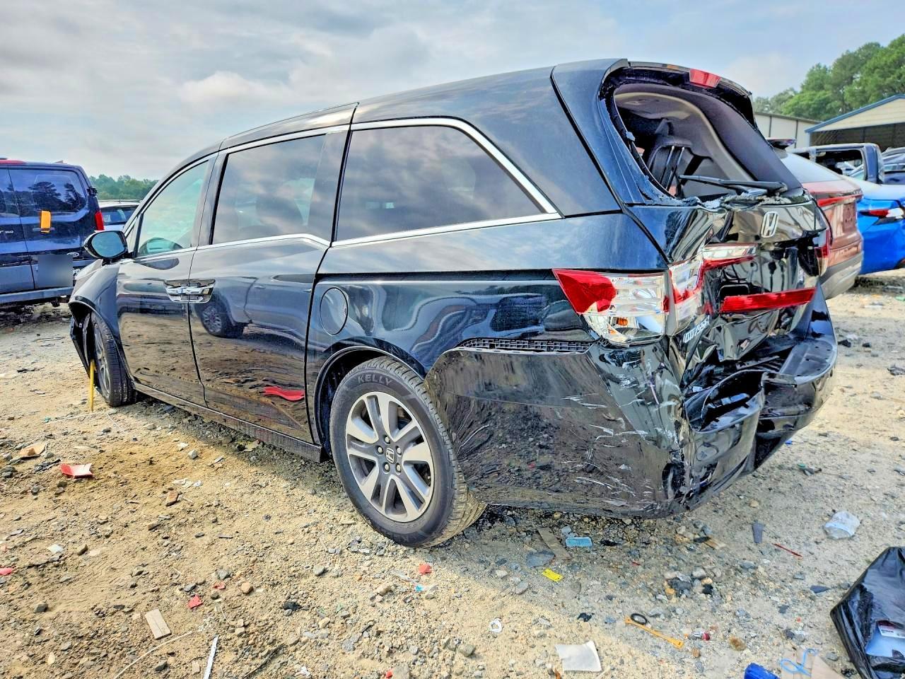 2015 Honda Odyssey Touring - Image 2