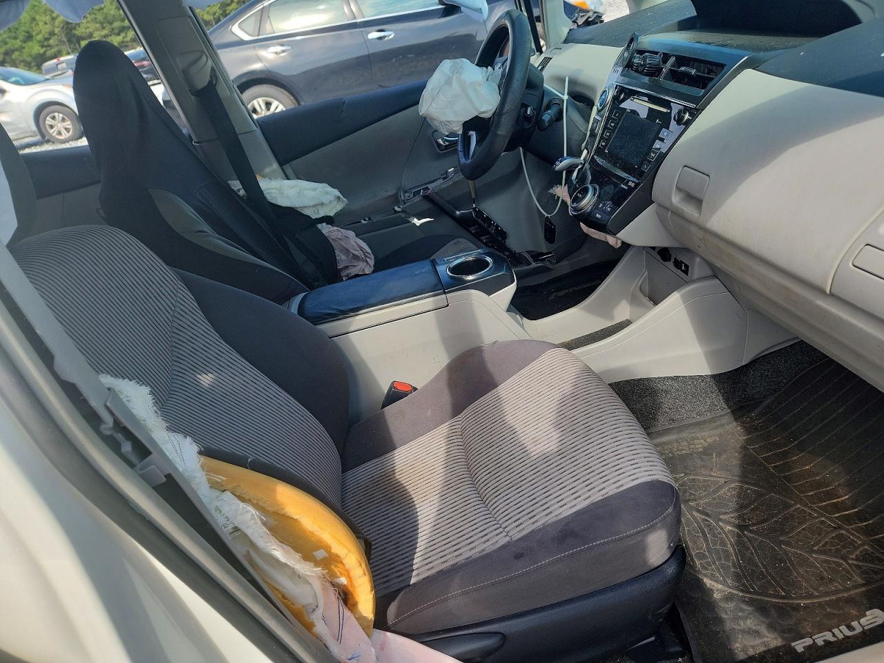 2017 Toyota Prius V Three - Image 7