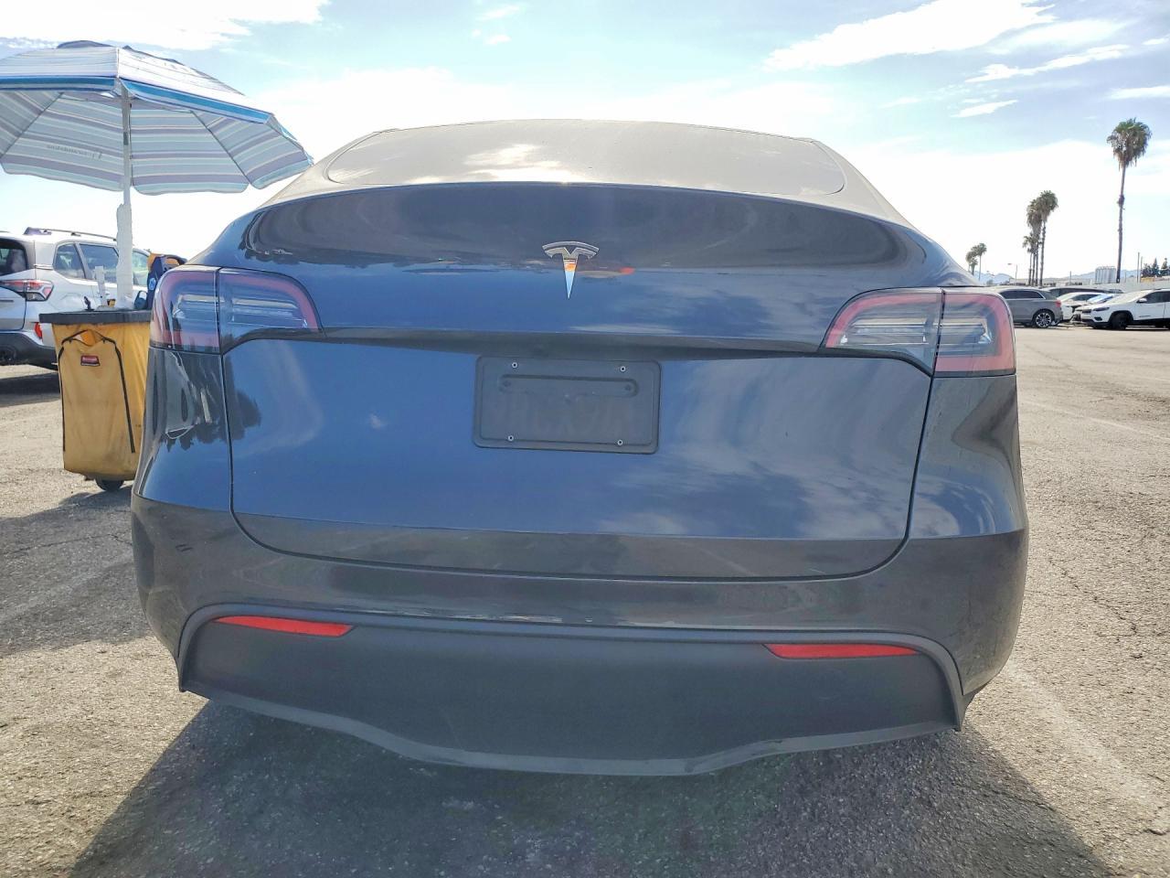 2025 Tesla Model Y - Фото 6