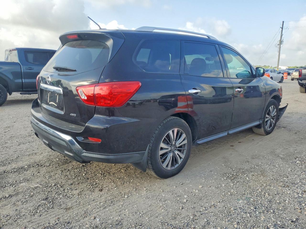 2017 Nissan Pathfinder S - Фото 3