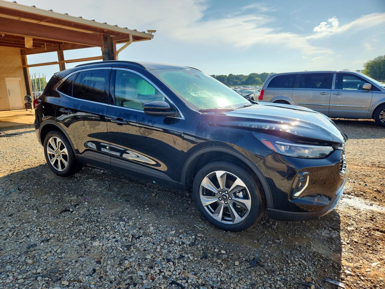 2023 Ford Escape Platinum - Image 4