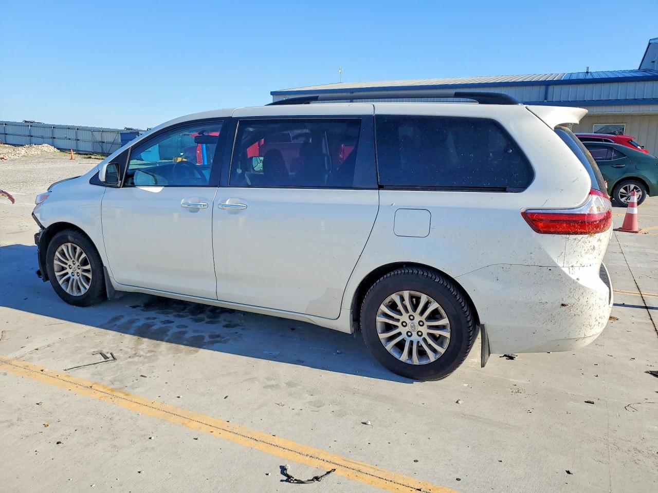 2017 Toyota Sienna Xle Premium 8-Passenger - Image 2
