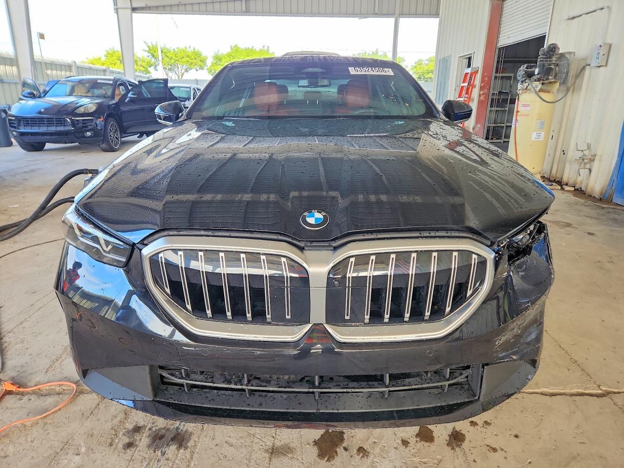 2025 BMW 530 I - Фото 5