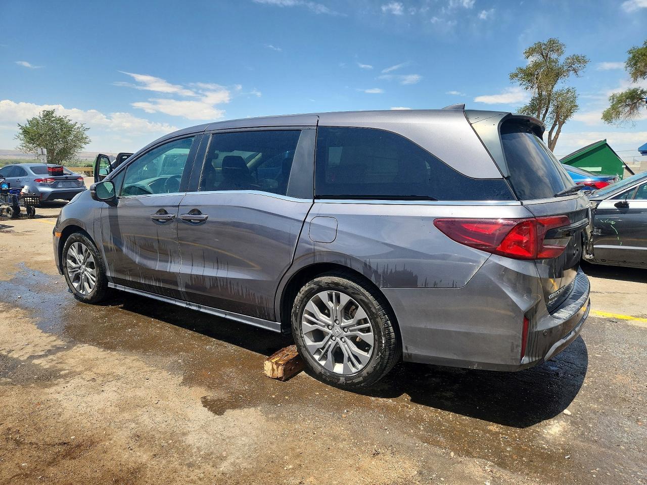 2025 Honda Odyssey Touring - Фото 2