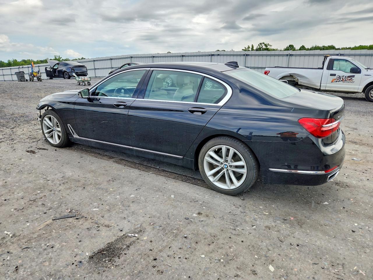 2016 BMW 750 Xi - Фото 2