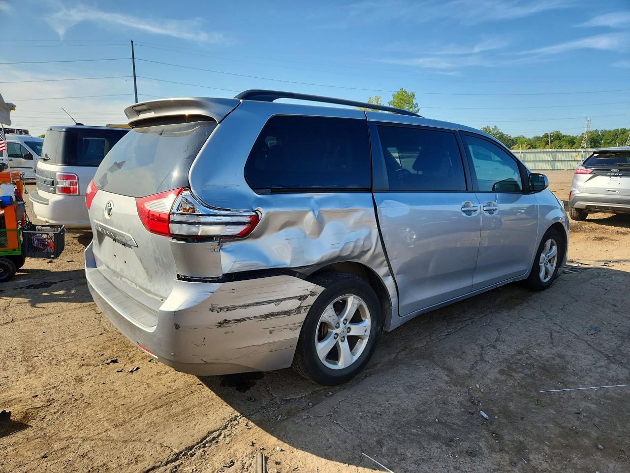 2015 Toyota Sienna Le - Фото 3
