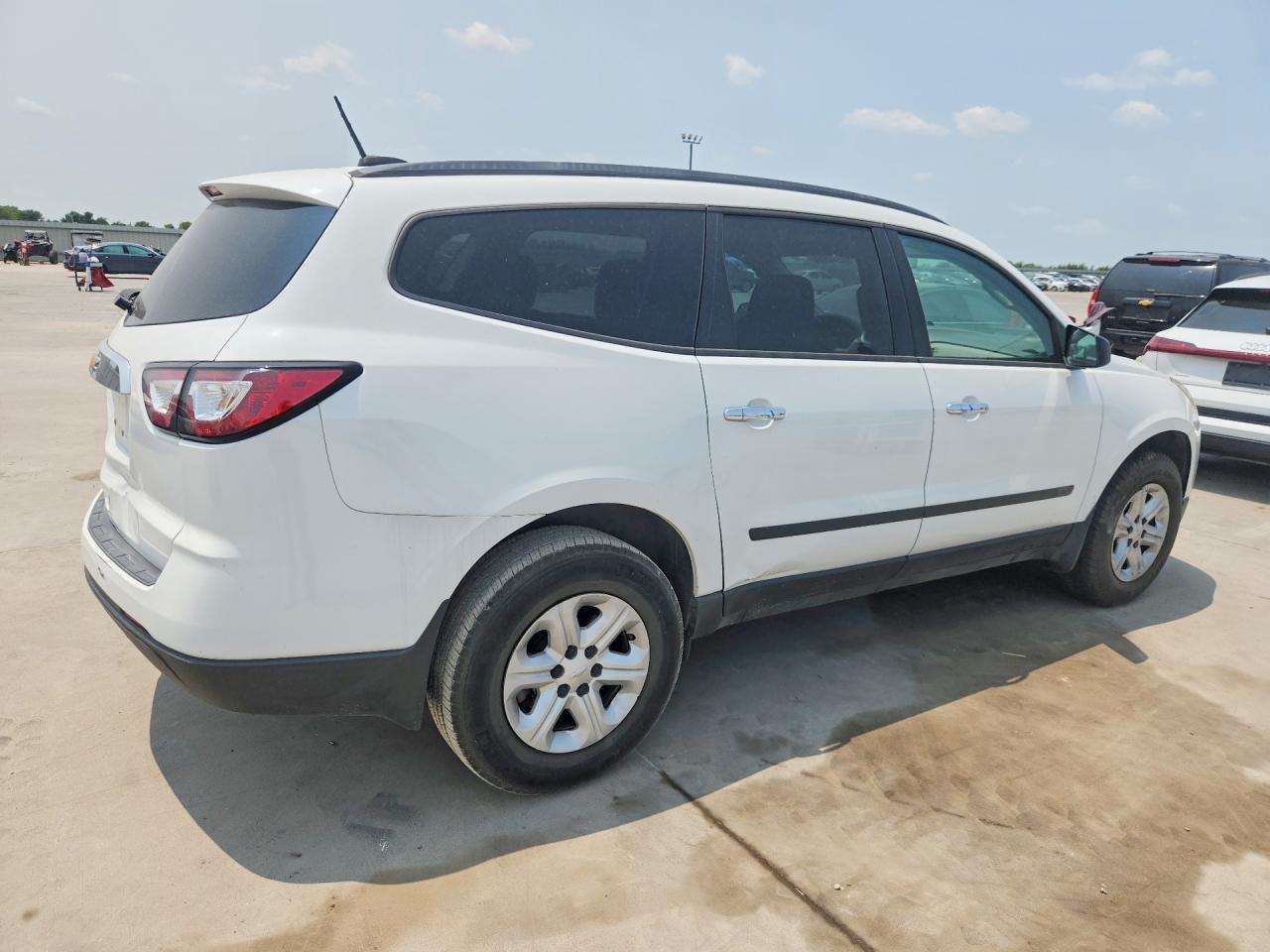 2017 Chevrolet Traverse Ls - Фото 3