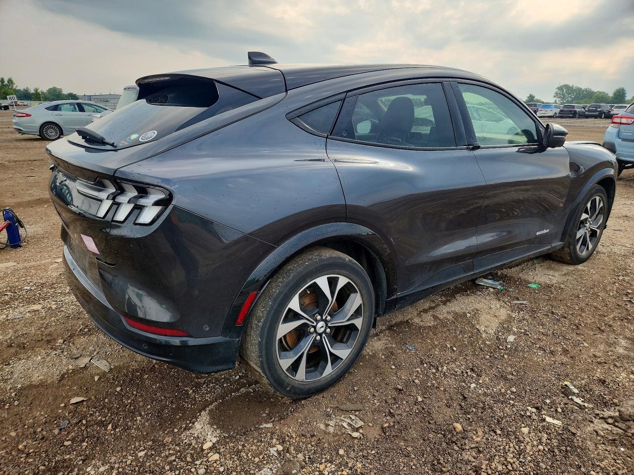 2021 Ford Mustang Mach-E Premium - Фото 3