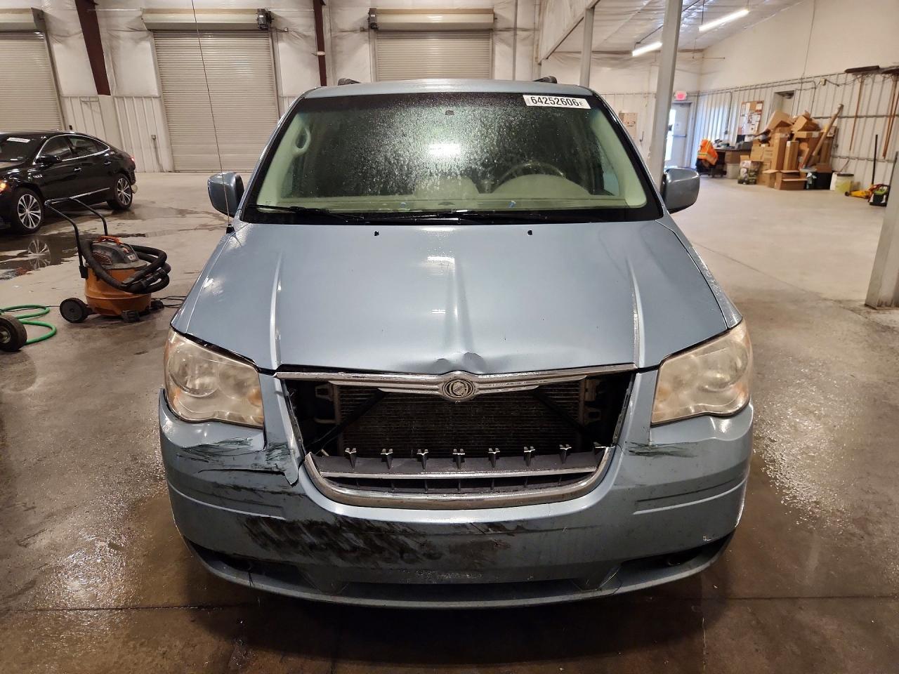 2010 Chrysler Town & Country Touring - Фото 5