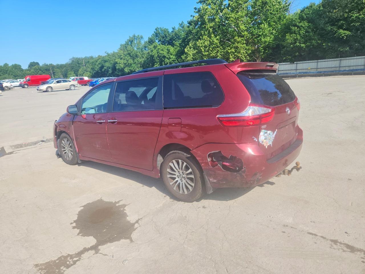 2018 Toyota Sienna Xle 8-Passenger - Image 2