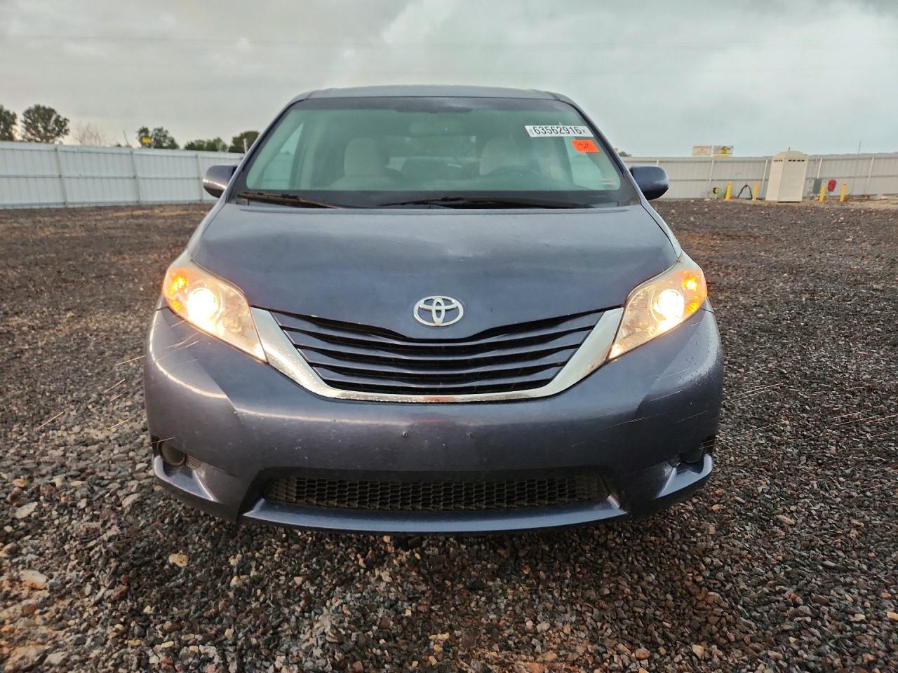 2015 Toyota Sienna Le - Image 5