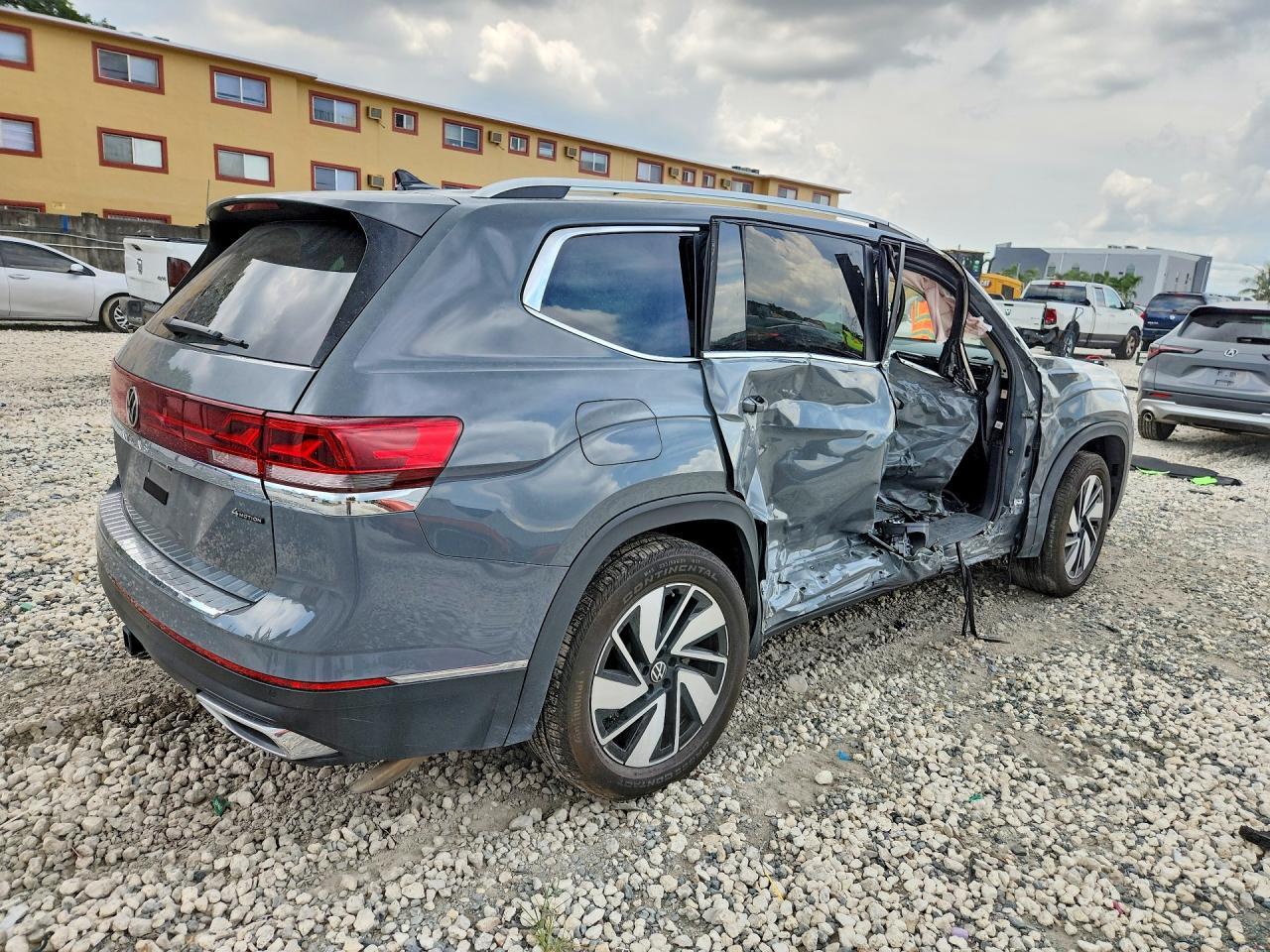 2025 Volkswagen Atlas Sel - Image 3
