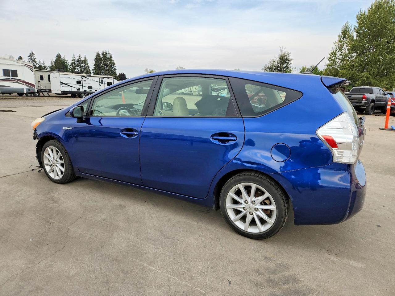 2014 Toyota Prius V Five - Фото 2