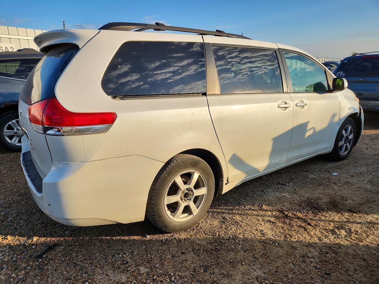 2011 Toyota Sienna Limited - Фото 3