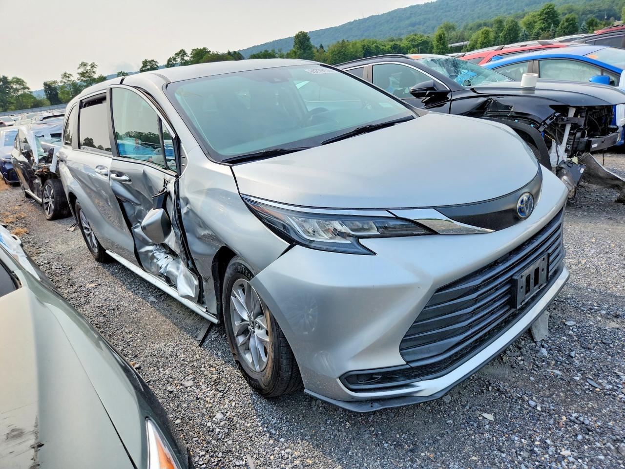 2022 Toyota Sienna Le - Фото 4