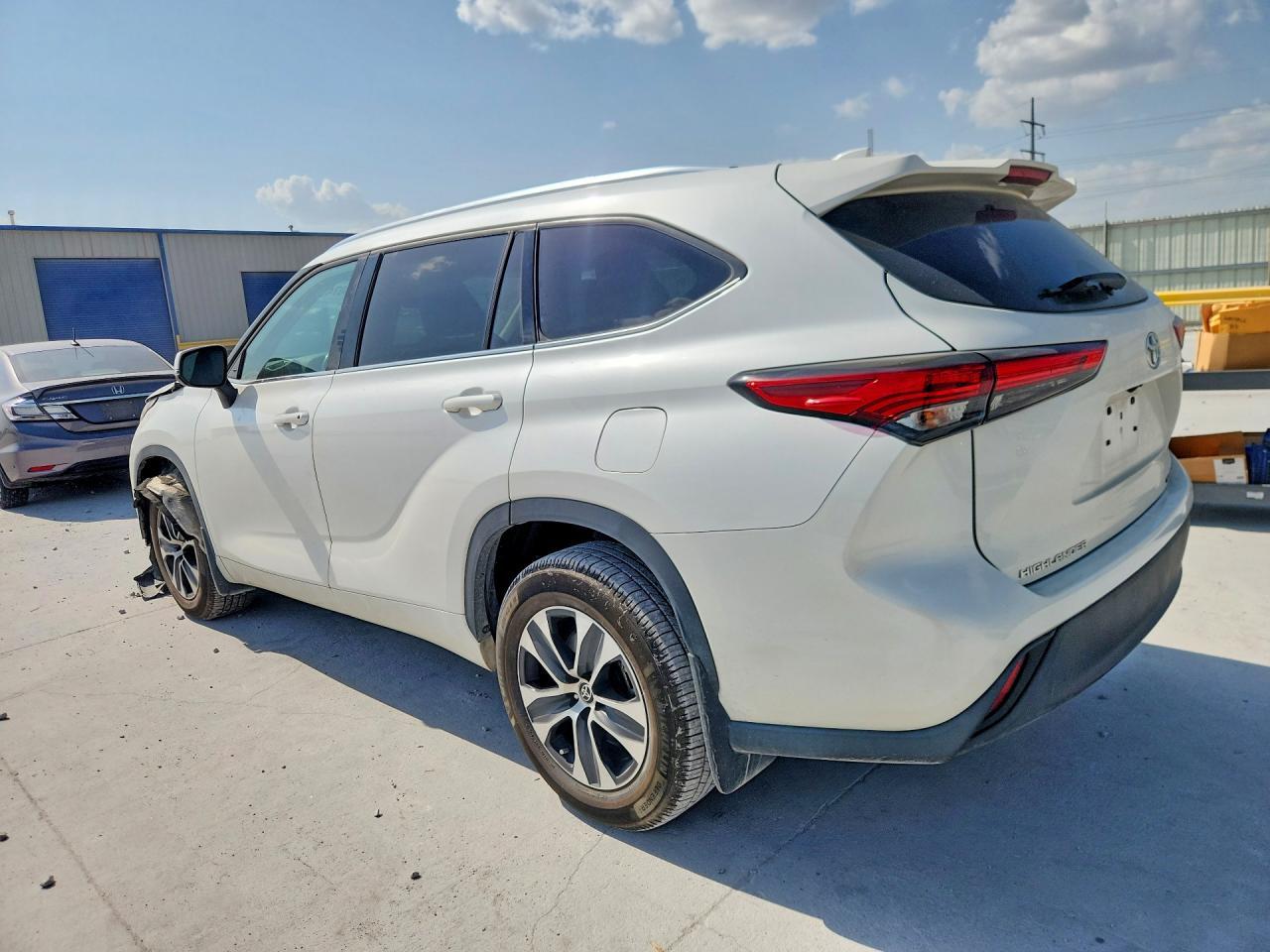 2021 Toyota Highlander Xle - Image 2