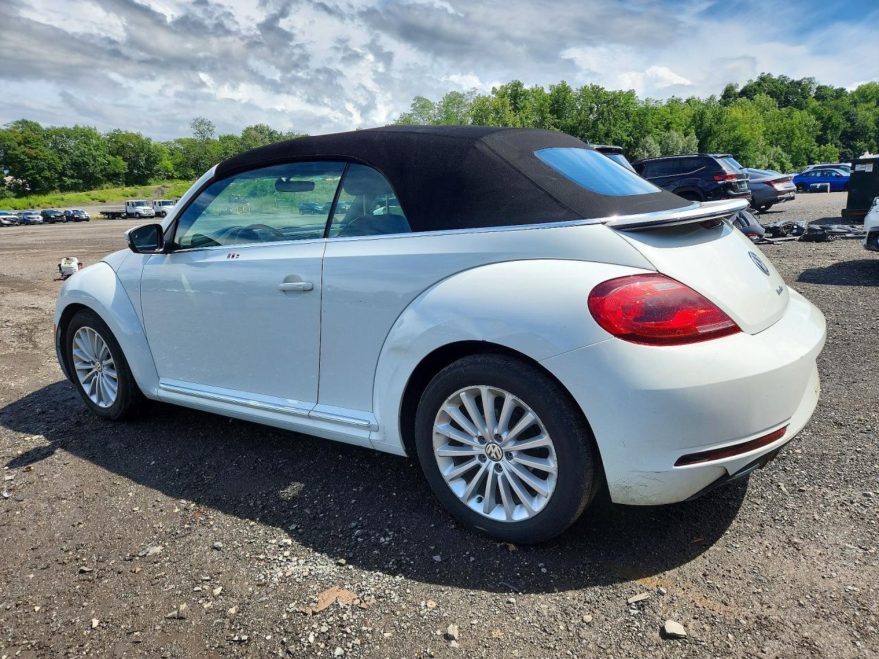 2019 Volkswagen Beetle S - Фото 2