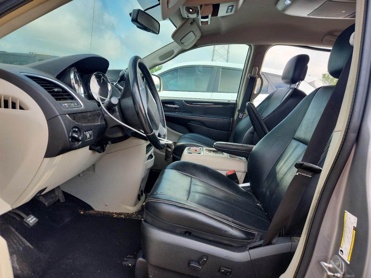 2014 Chrysler Town & Country Touring - Image 7