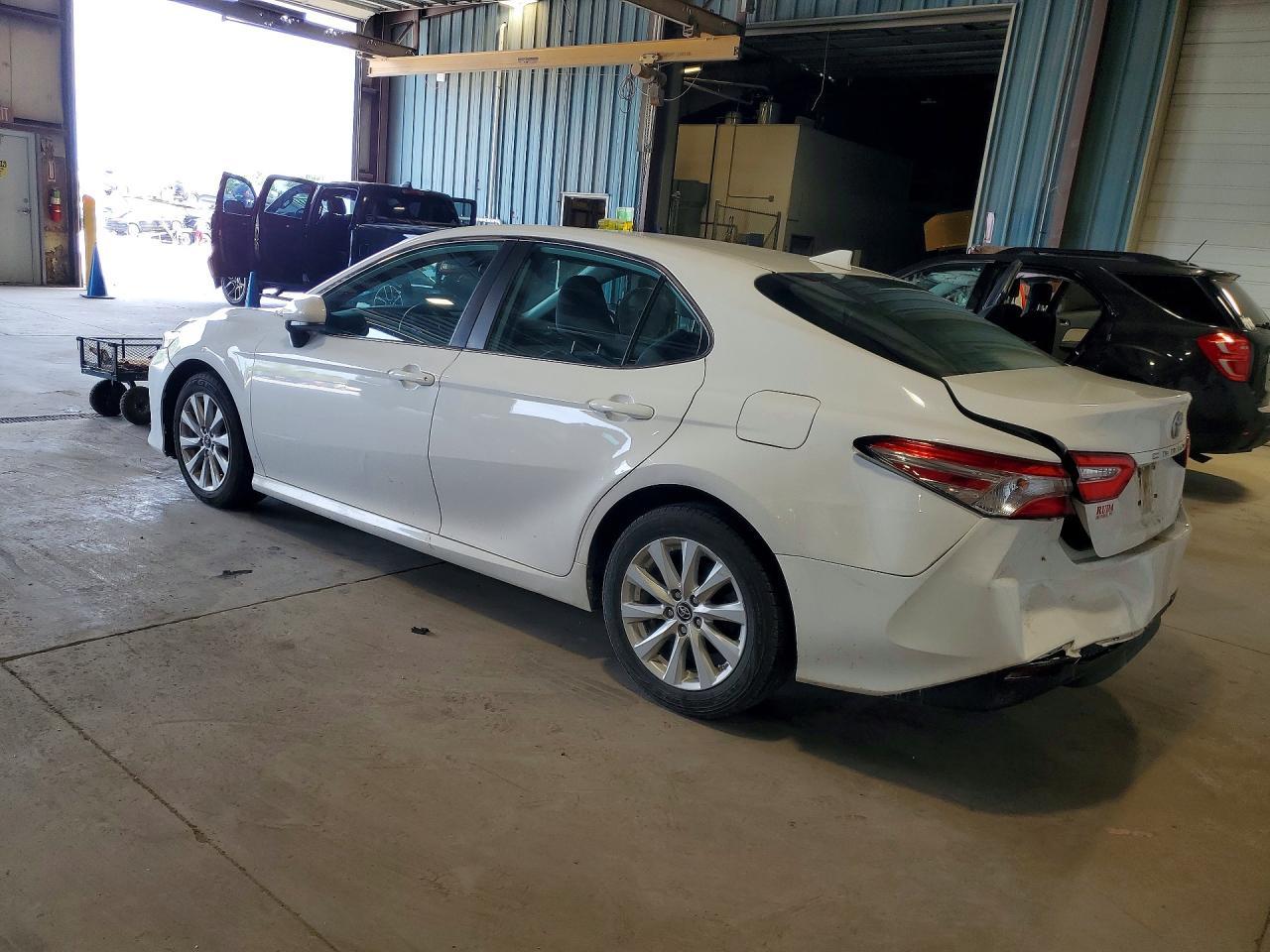 2019 Toyota Camry Le - Фото 2