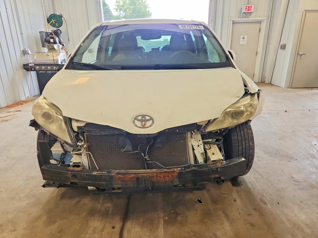 2011 Toyota Sienna Xle 8-Passenger - Фото 5