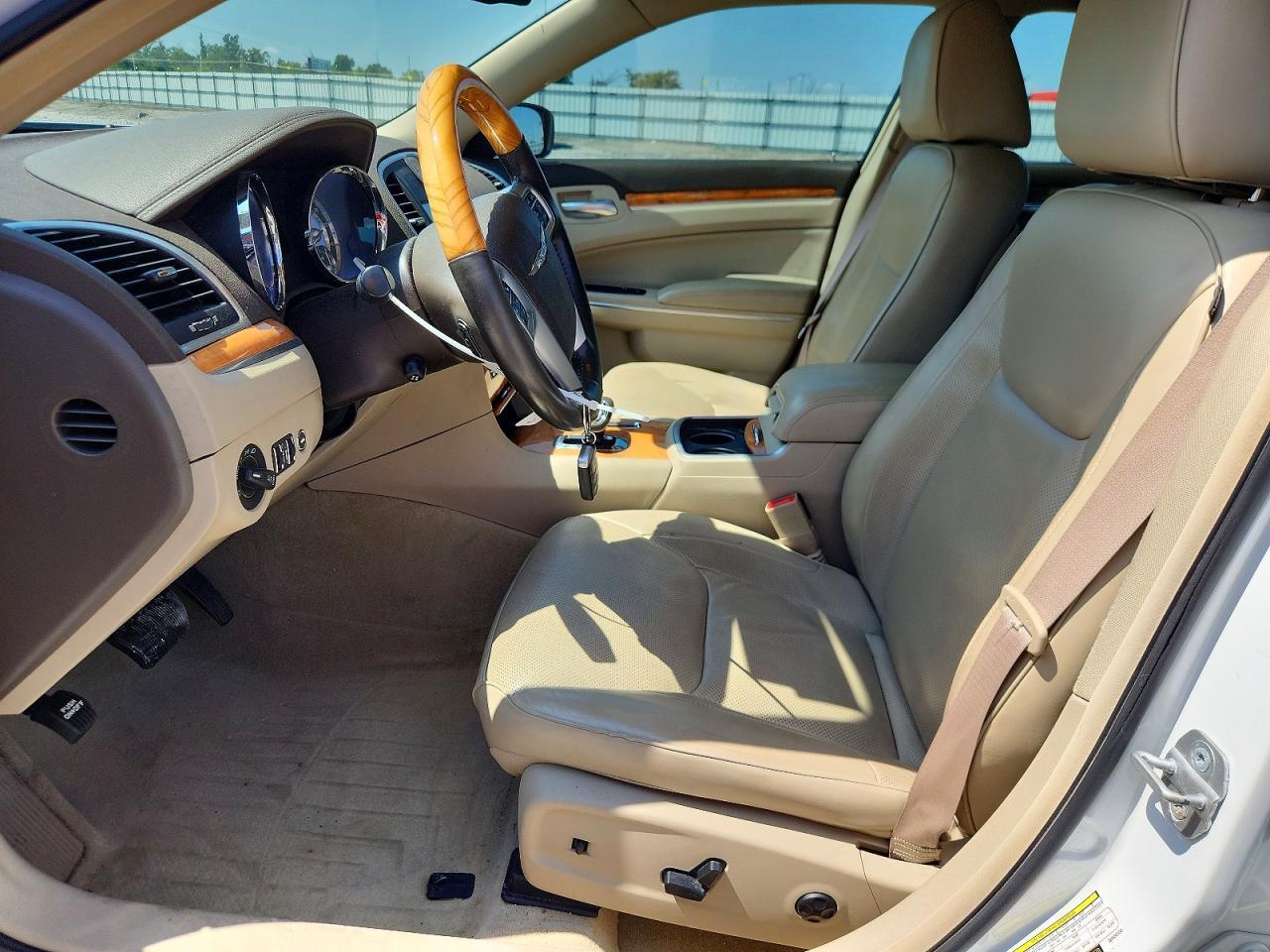 2013 Chrysler 300C - Image 7
