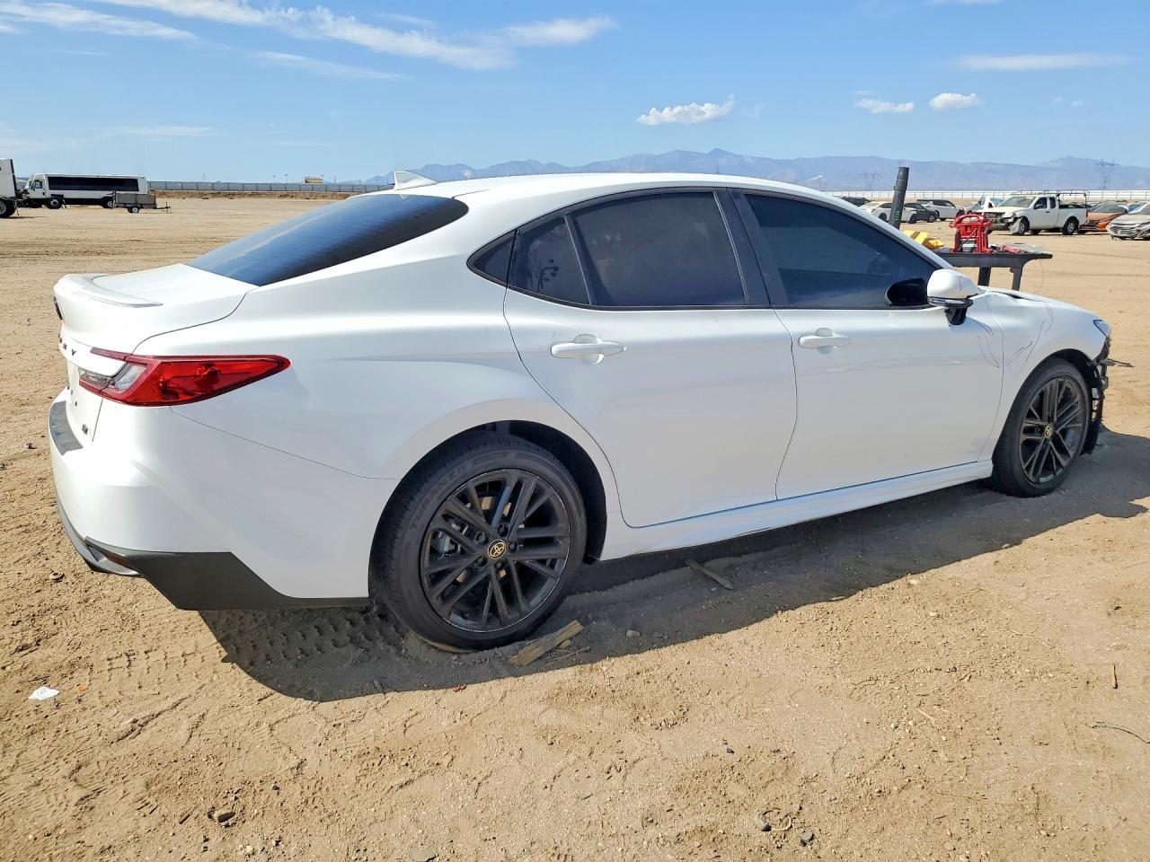 2025 Toyota Camry Se - Фото 3