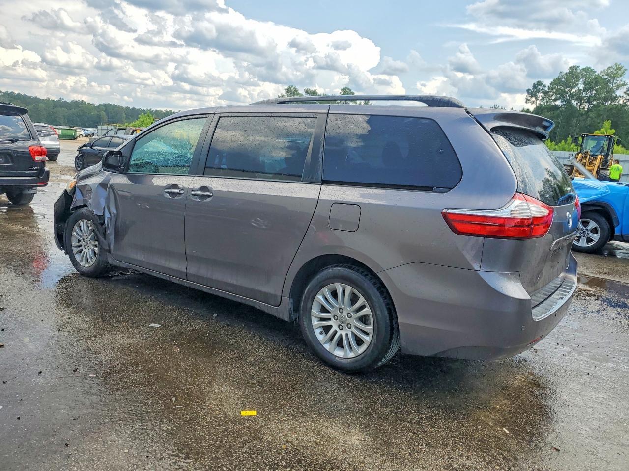 2015 Toyota Sienna Xle 8-Passenger - Фото 2
