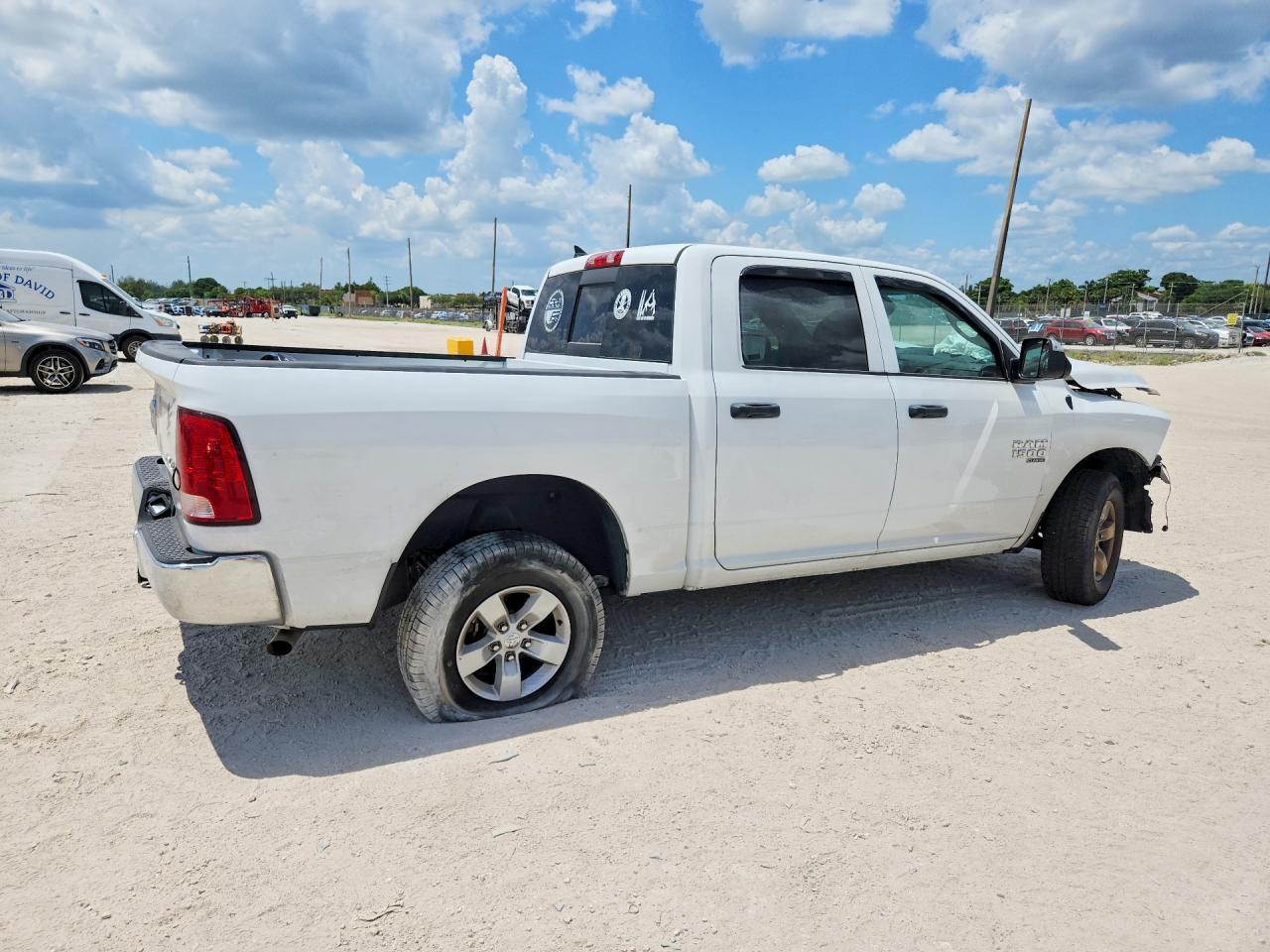 2023 Ram 1500 Classic Slt - Фото 3