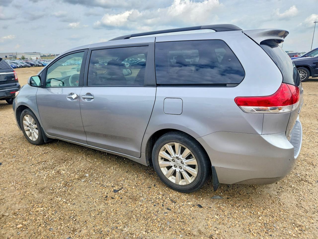 2011 Toyota Sienna Le - Image 2