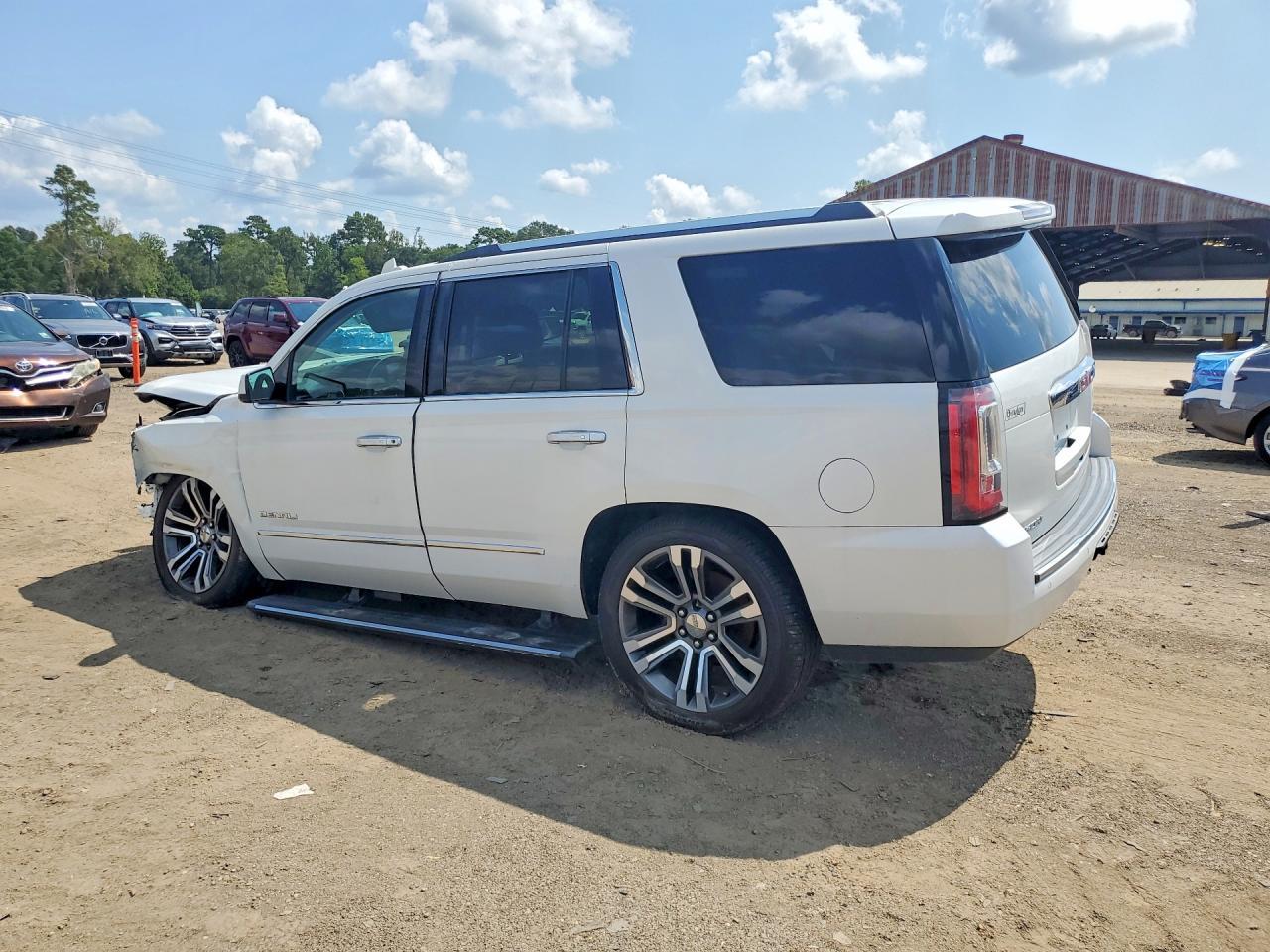 2019 GMC Yukon Denali - Фото 2