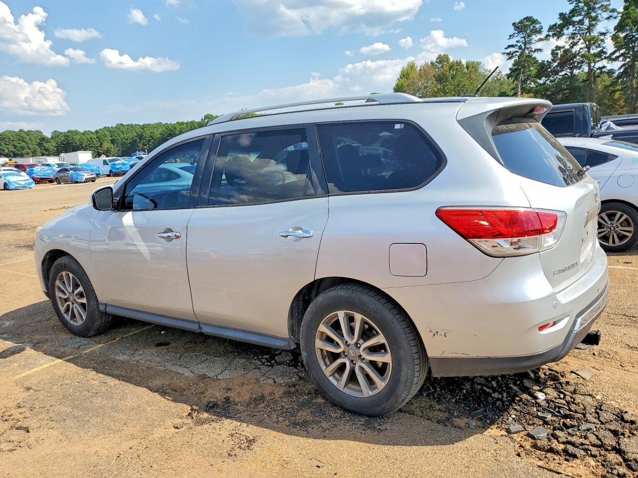 2013 Nissan Pathfinder S - Image 2