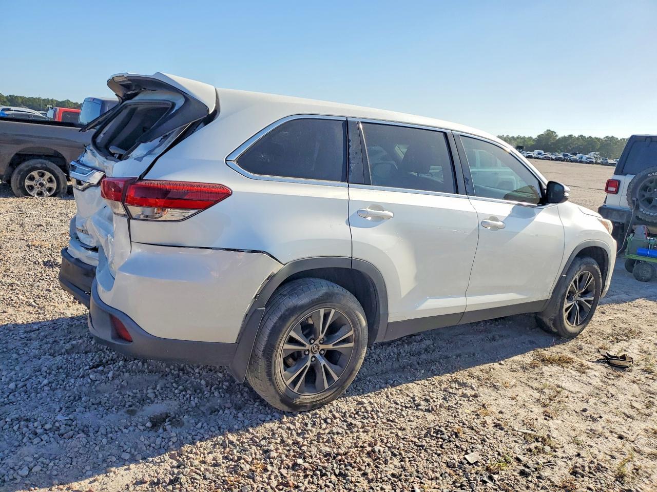 2019 Toyota Highlander Le - Image 3