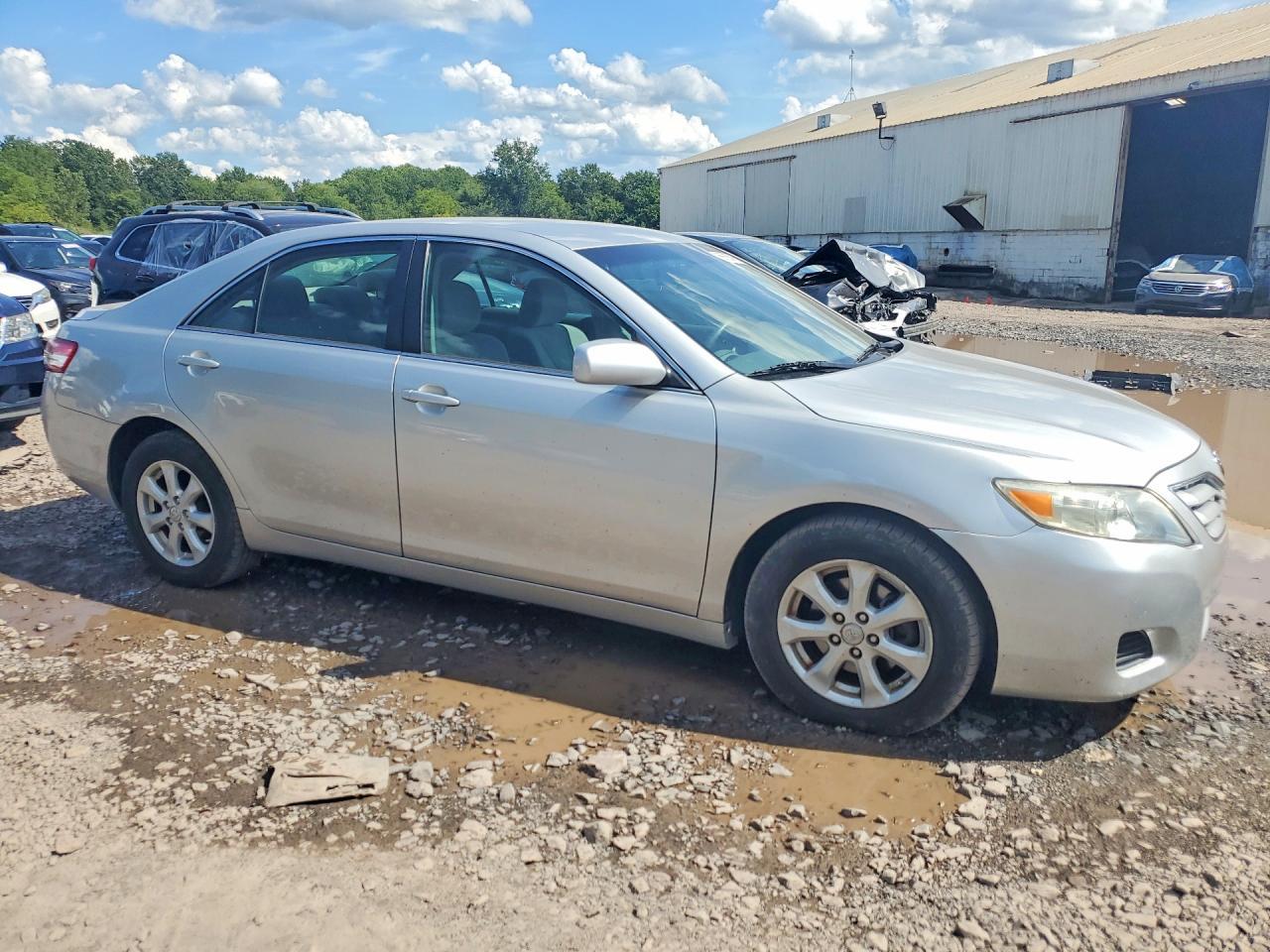 2011 Toyota Camry Le - Image 4