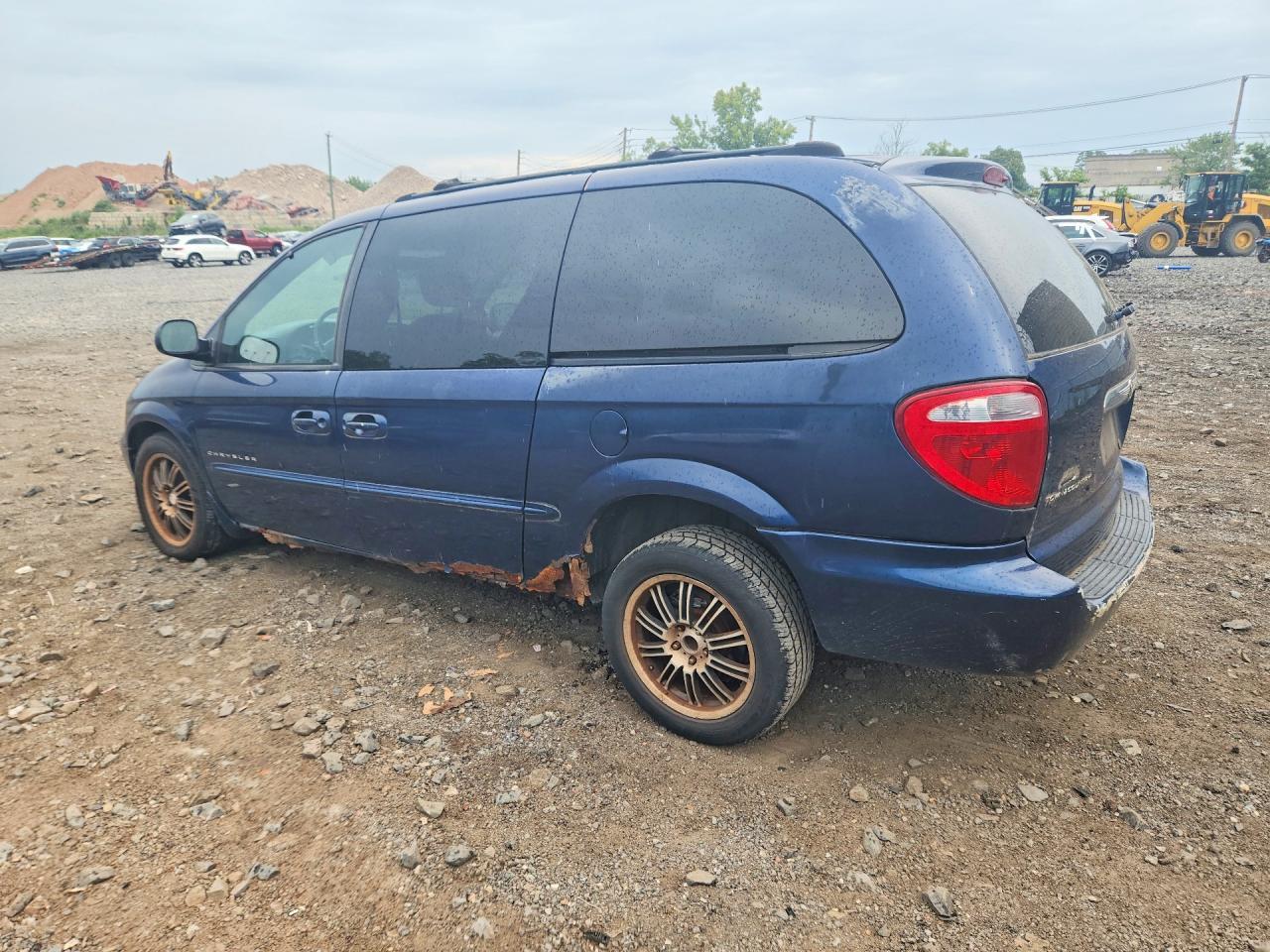 2001 Chrysler Town & Country Lx - Image 2