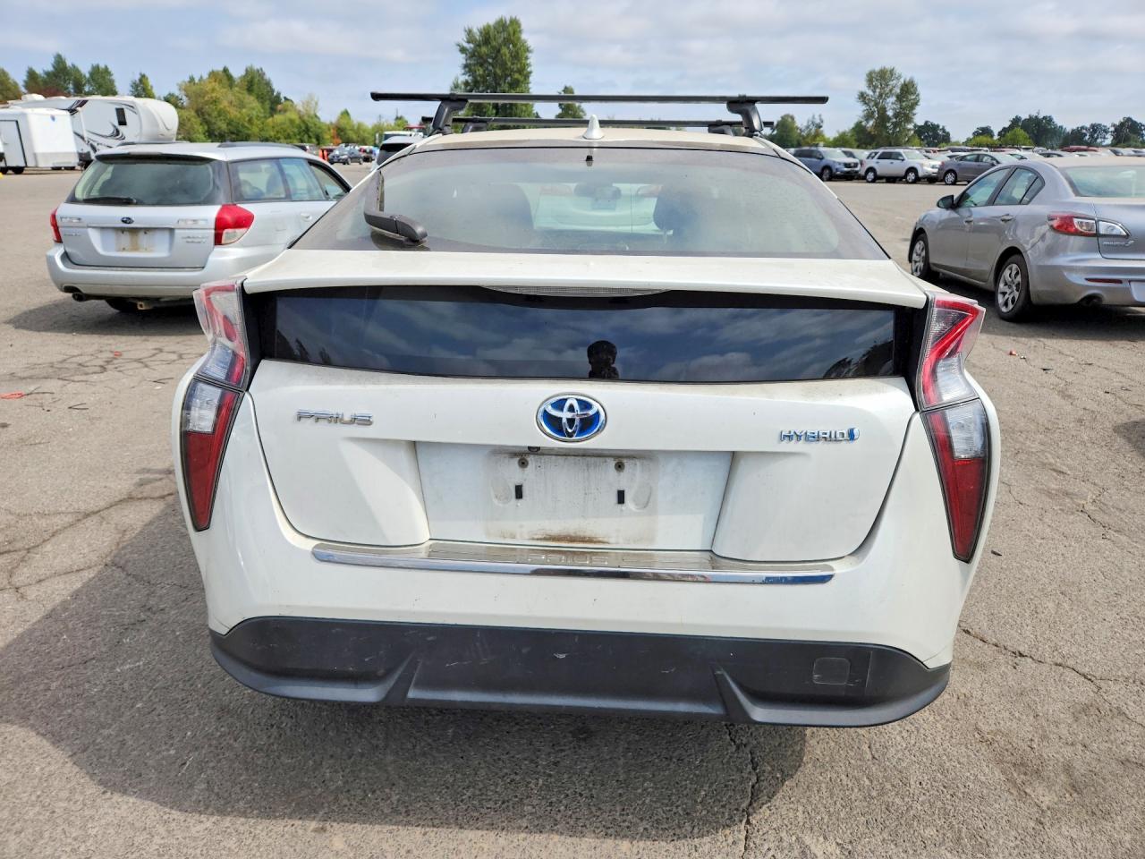 2016 Toyota Prius Three Touring - Фото 6