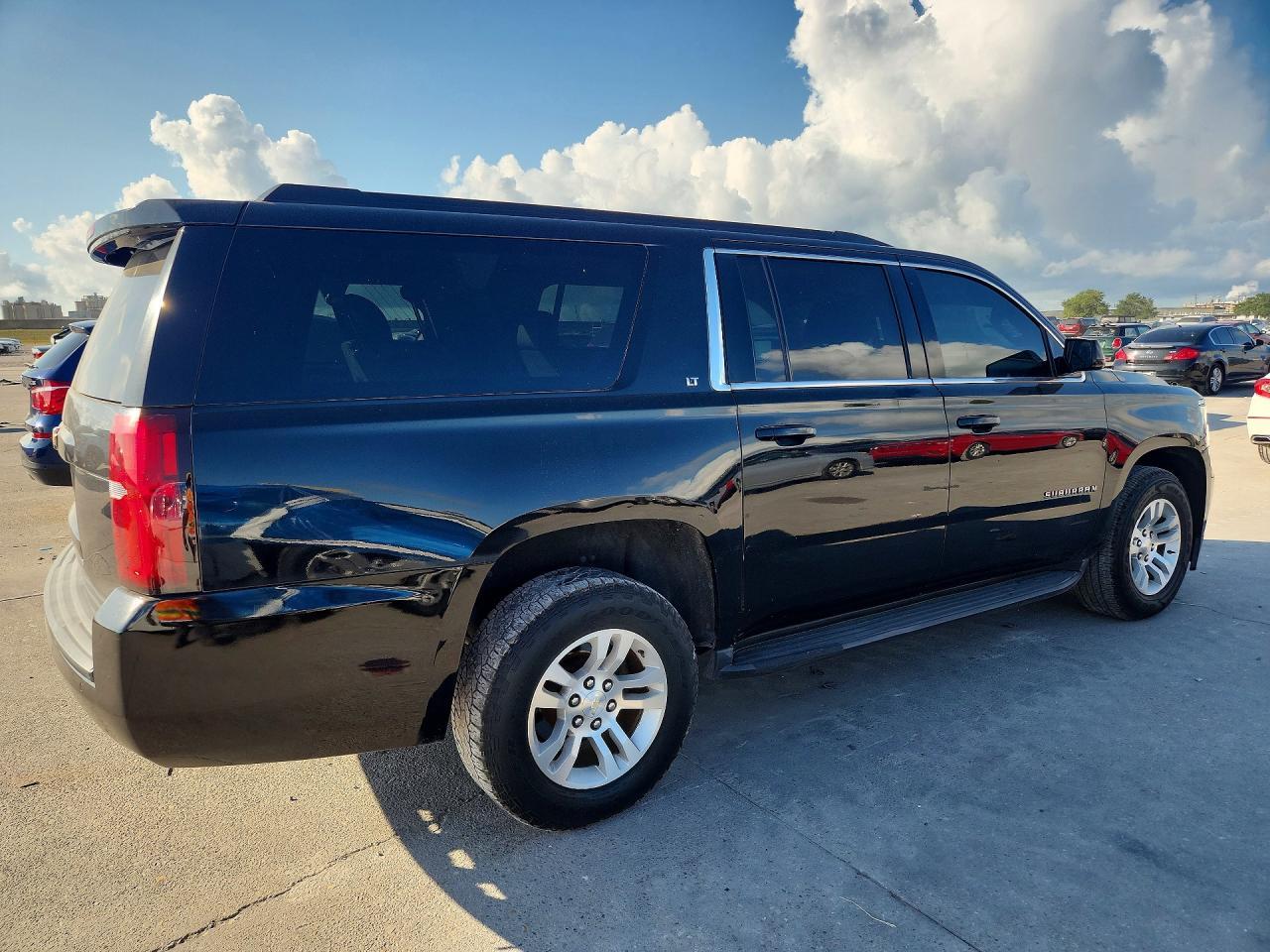2019 Chevrolet Suburban K1500 Lt - Image 3