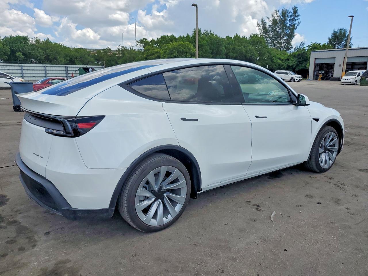 2026 Tesla Model Y - Фото 3