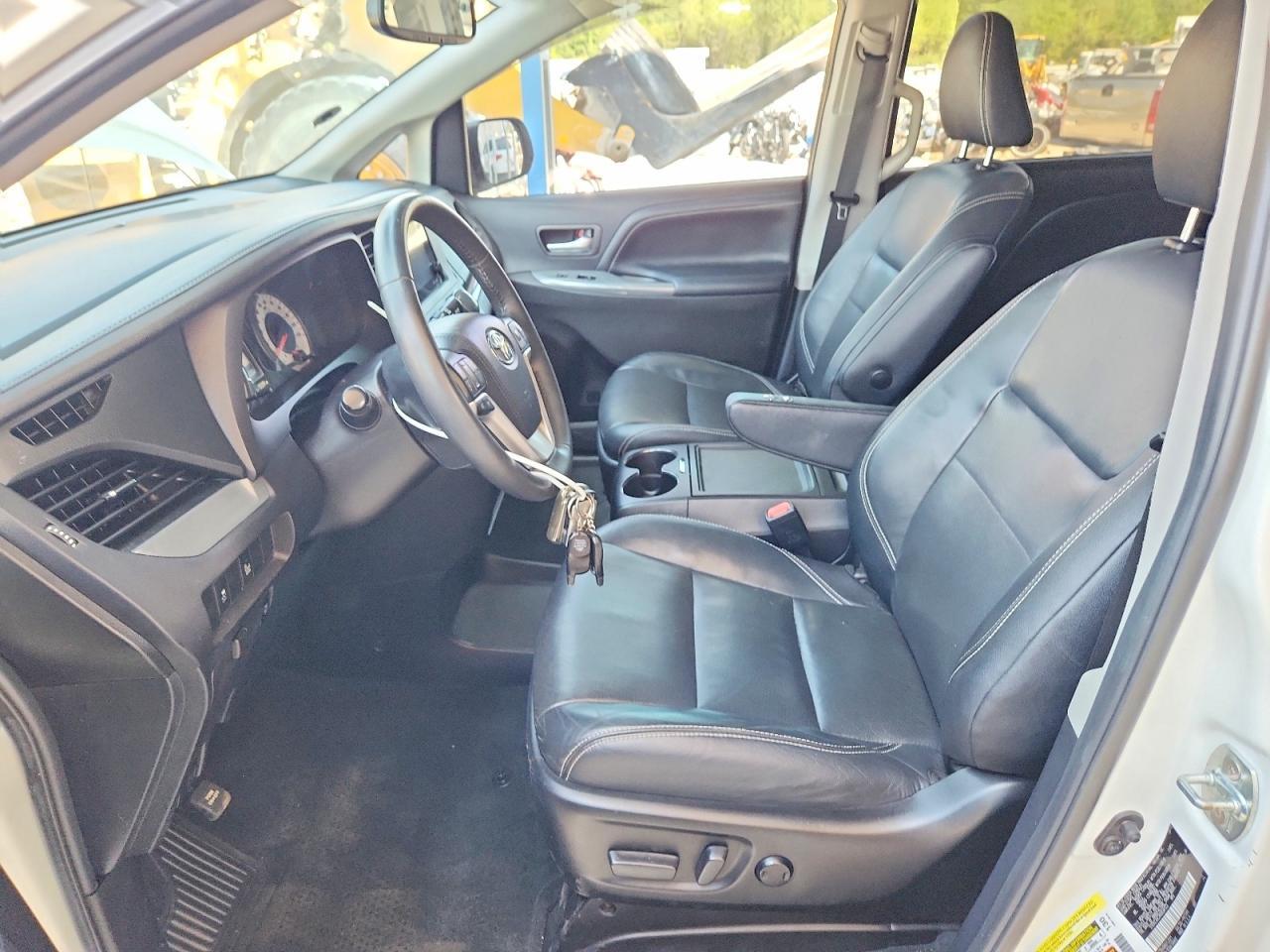 2017 Toyota Sienna Se - Фото 7