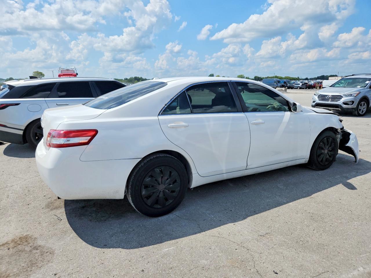 2010 Toyota Camry Le - Фото 3