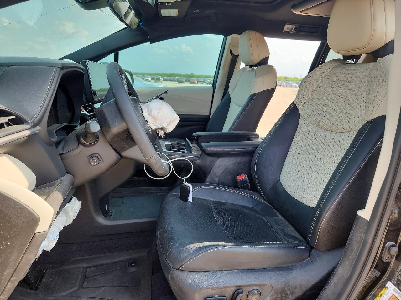 2025 Toyota Sienna Platinum 7-Passenger - Image 7