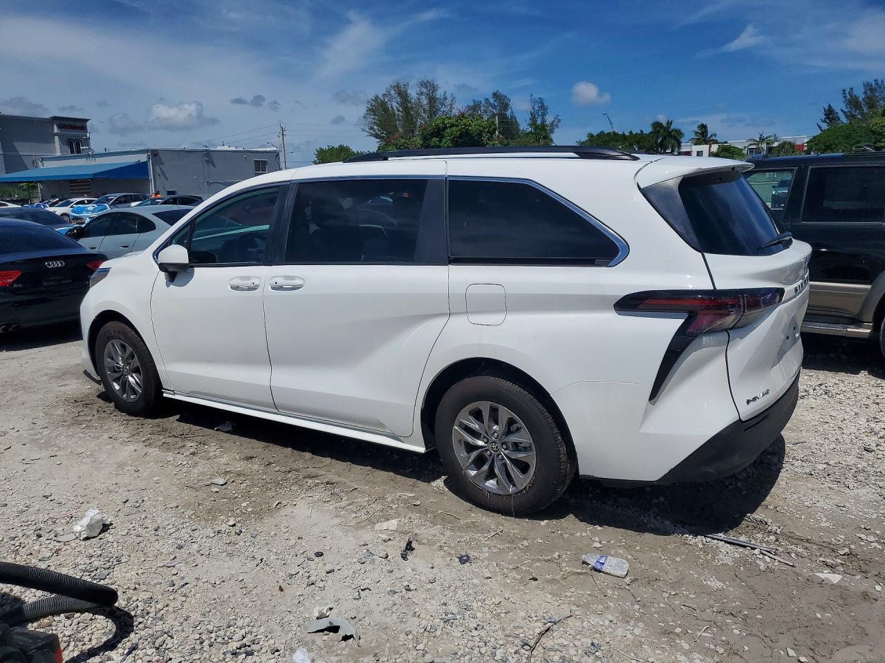 2026 Toyota Sienna Le - Image 2