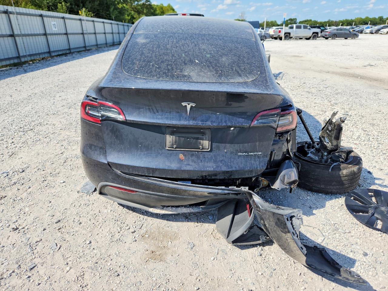 2025 Tesla Model Y - Image 6